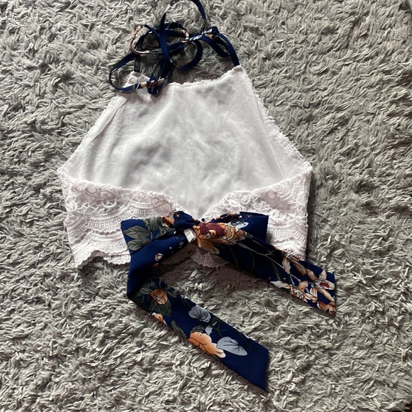 Lace Open Back Cropped Halter - Picture 2 of 3